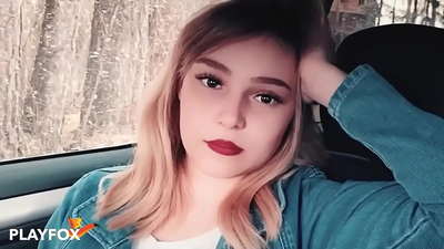 Sexet babe sutter glædeligt på rabatkort